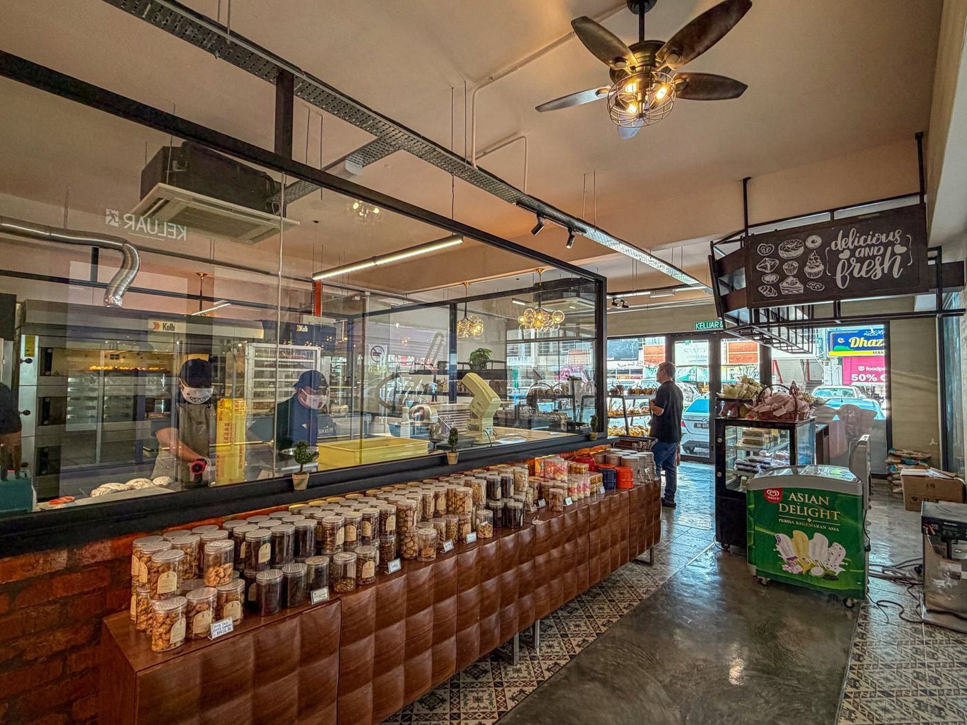 15 Minutes Bake storefront counter with fresh bread on display